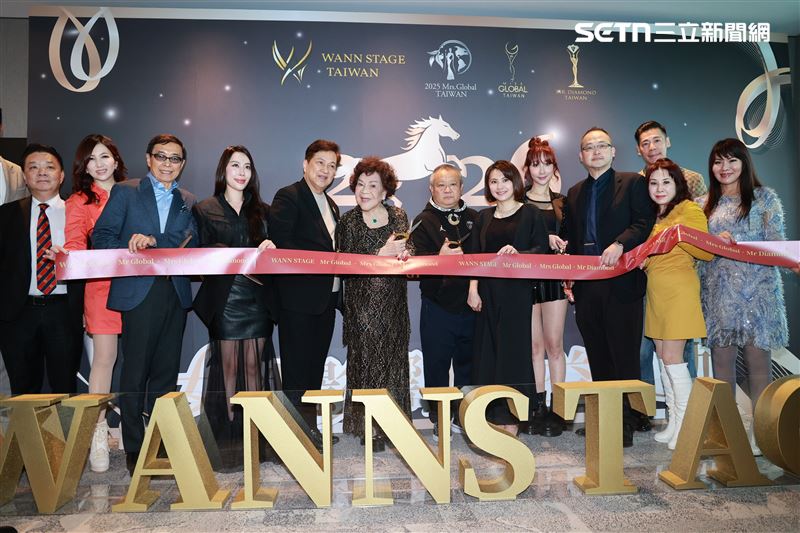 周遊阿姑與李朝永夫妻今（11）日出席「WANN STAGE 國際舞台」選美比賽，與藝人廖家儀、宣捷生技公司董事長宣昶有等人一同出席。（圖／記者鄭孟晃攝影）