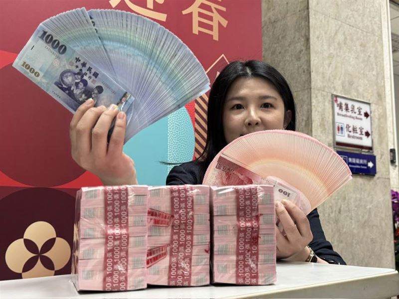 一名在超商工作的網友分享，收到新鈔時都會先揉成一團，以防止鈔票黏在一起影響找錢。（圖／記者師瑞德攝影）