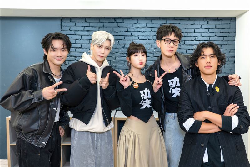 徐暐翔（左起）、畢書盡、王淨、柯震東、朱軒洋合體拍攝宣傳片。（圖／索尼音樂提供）