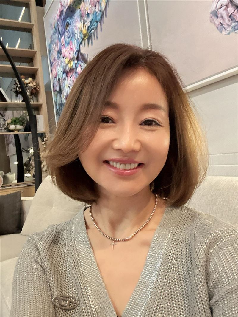 張瀞云近來受邀參加美國西雅圖華人春節晚會，透過出國工作轉換心情，似乎為夫妻關係帶來喘息空間。（圖／翻攝自張瀞云FB）