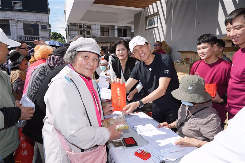 愛爾麗集團攜手吳克群，深入花蓮災區送暖。常如山親赴光復、萬榮鄉發放800萬敬老金，陪伴長者共度暖心春節。（圖／業者提供）