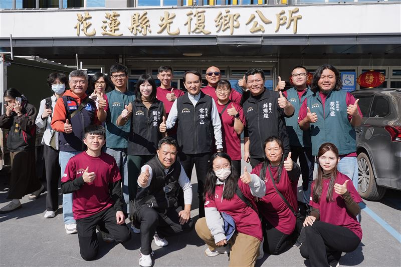 愛爾麗集團攜手吳克群，深入花蓮災區送暖。常如山親赴光復、萬榮鄉發放800萬敬老金，陪伴長者共度暖心春節。（圖／業者提供）