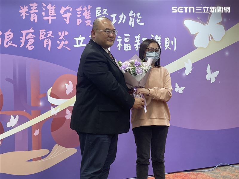病友雯雯獻花給李克仁（左），感謝他的救命之恩。（圖／記者蔣季容攝影）