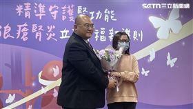 病友雯雯（左1）分享，自己臉上長痘痘，看了2、3個月的皮膚科都沒好，最後到免疫科檢查才發現罹患紅斑性狼瘡。（圖／記者蔣季容攝影）