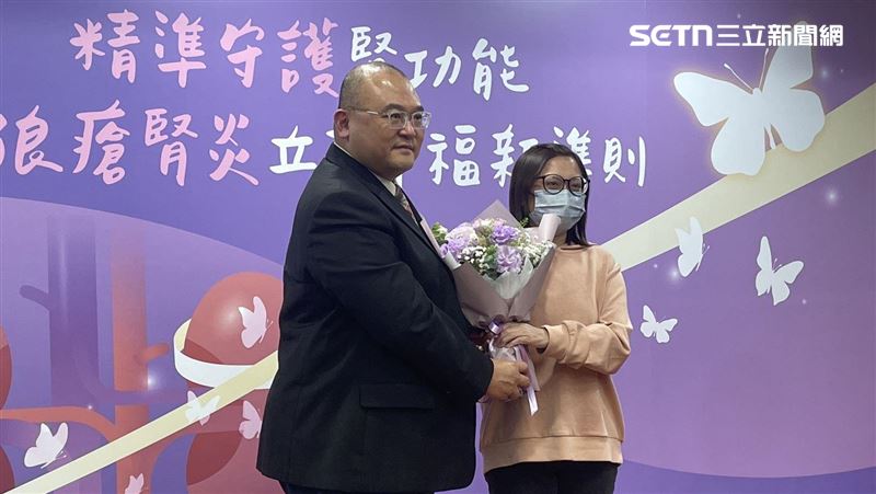 女臉上長痘痘　2個月沒消竟是紅斑性狼瘡