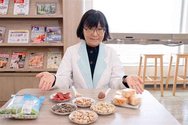 聯新國際醫院資深營養師陳美芳分享「加減法」備年菜，控制份量、增加蔬菜纖維、少加工食品、飲水足量，兼顧健康與美味。（圖／聯新國際醫院提供）