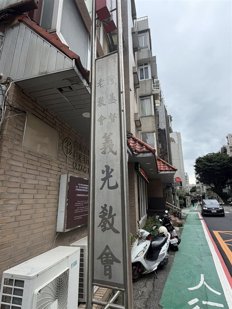 賈永婕今（11）日一個人拜訪義光教會，她在晚間在社群平台貼出多張照片，她說，自己走遍了義光教會的一樓，還有地下室。（圖／翻攝自賈永婕臉書）