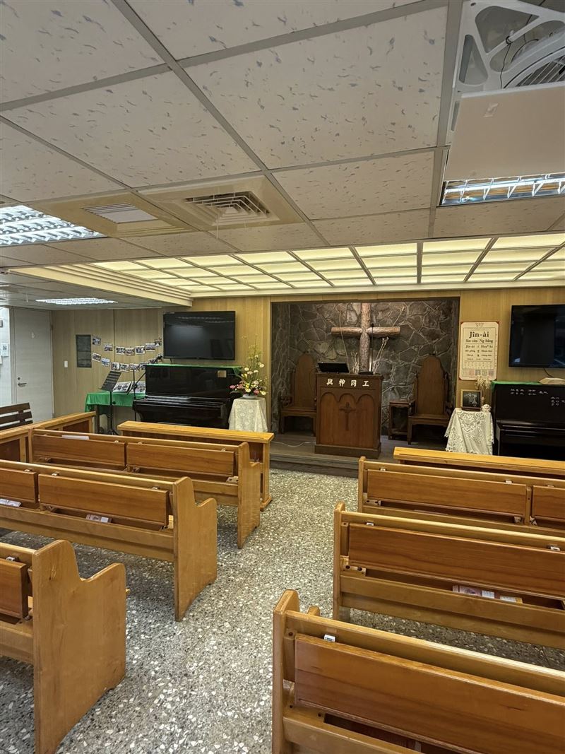 賈永婕走遍了義光教會的一樓，還有地下室。（圖／翻攝自賈永婕臉書）