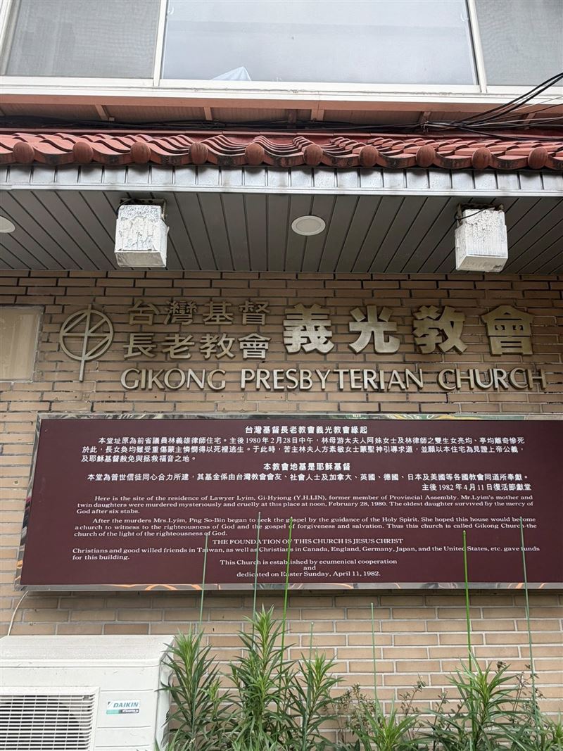 賈永婕說，站在這裡，看著十字架，自己突然明白&mdash;愛不是否認傷痛，而是記得、承接，然後繼續往前。（圖／翻攝自賈永婕臉書）