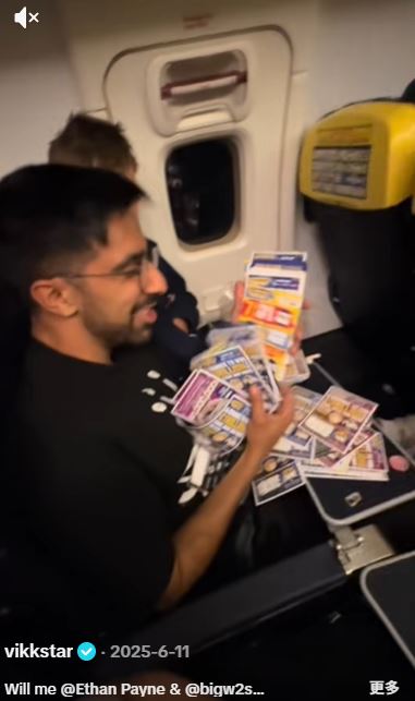 男子對著「又貢龜」的刮刮樂無奈傻笑，手上的刮刮樂如同廢紙。（圖／翻攝自Tiktok帳號@vikkstar）