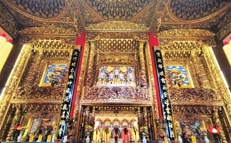 大年初一迎財神、求喜神，有助於財運與姻緣。命理專家楊登嵙提醒，頭香非搶第一，而是心誠祈願、選陽廟祈福即可。（圖／命理專家楊登嵙提供）