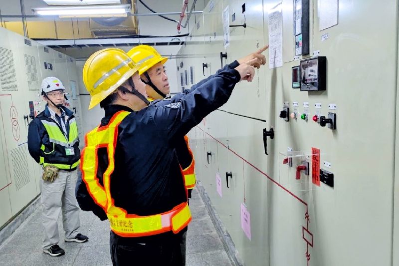 為維持春節期間交通與醫療用電穩定，台電桃園區處特別提前部署啟動專案檢測，針對機場、高鐵桃園站、台鐵桃園站及中壢站、桃園長庚紀念醫院及衛生福利部桃園醫院等重要用戶，進行用電安全宣導與技術交流。（台電桃園區處提供）