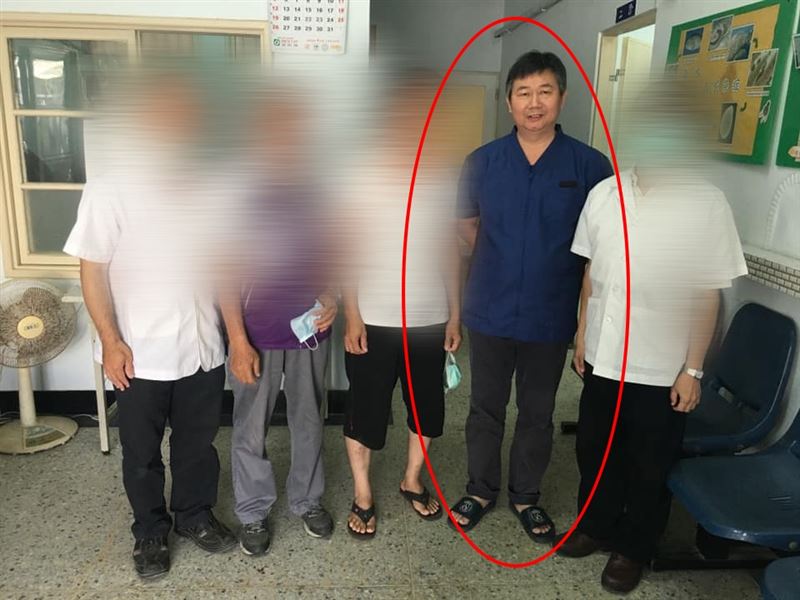 動保處長葉坤松遭「看不下去的自己人」檢舉接受寵物業者招待喝花酒，身旁還有侍女作伴，涉嫌貪污。（圖／翻攝自葉坤松臉書）