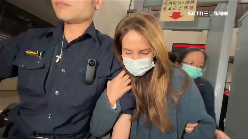 高金素梅步出北檢時，一度需要倚靠警衛手臂攙扶離去。（圖／翻攝畫面）