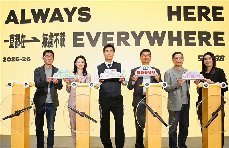 55688去年12月舉行20周年記者會,林念穎表示董事長看到周邊商品以及影片時,都「不說話」而「不說話就是得到認可了」他分享董事長後來追加周邊商品,非常喜歡這場記者會。(圖/55688提供)