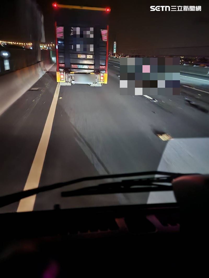 一名老翁騎乘「電動輔助自行車」誤闖國道並一路逆向，不幸與來車發生猛烈碰撞，隨後慘遭多部車輛閃避不及連續輾過，身體幾乎被碾成碎片，當場身亡。（圖／翻攝畫面）