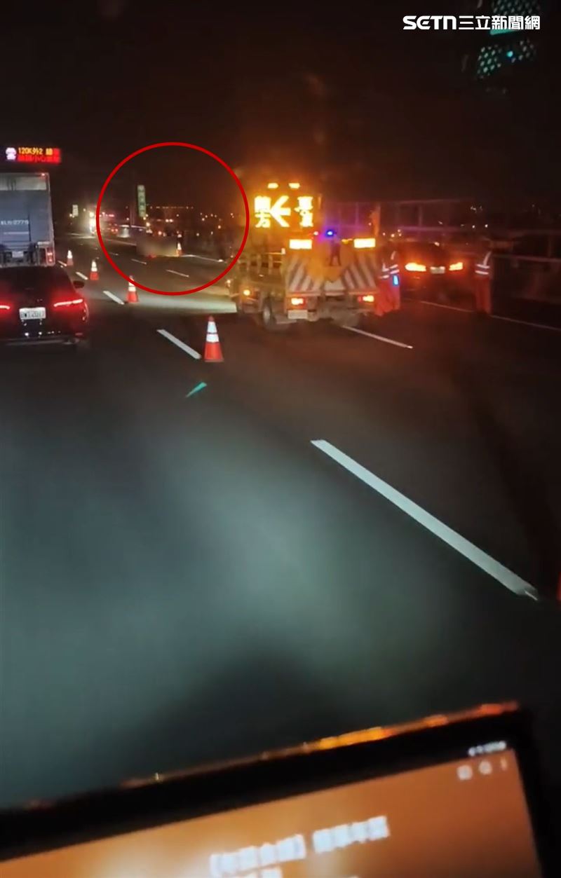 國道警方接獲通報趕抵現場，發現老翁遺體受損極其嚴重，場面驚悚。（圖／翻攝畫面）