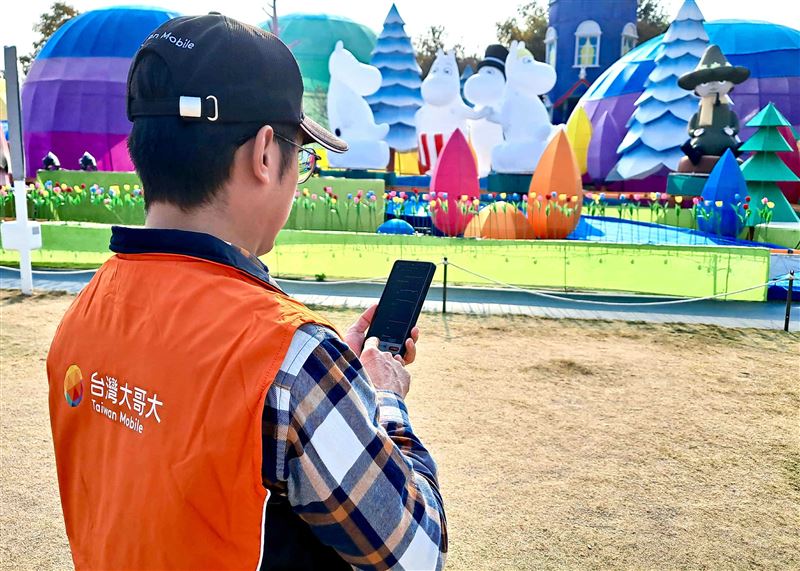 台灣大針對全台超過300處熱點景區、逾3,000座基地台進行容量擴充與優化，涵蓋廟宇、夜市、元宵燈會等場域，降低高人流時段網路壅塞風險，確保民眾通訊穩定順暢。（圖／電信業者提供）