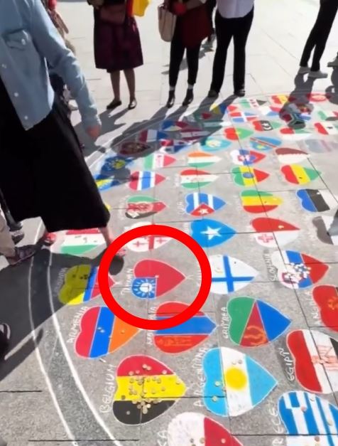 中國遊客發現地上只有台灣國旗，沒有中國國旗，便要求畫家把台灣國旗塗掉，並畫上五星紅旗。（圖／翻攝自Threads）