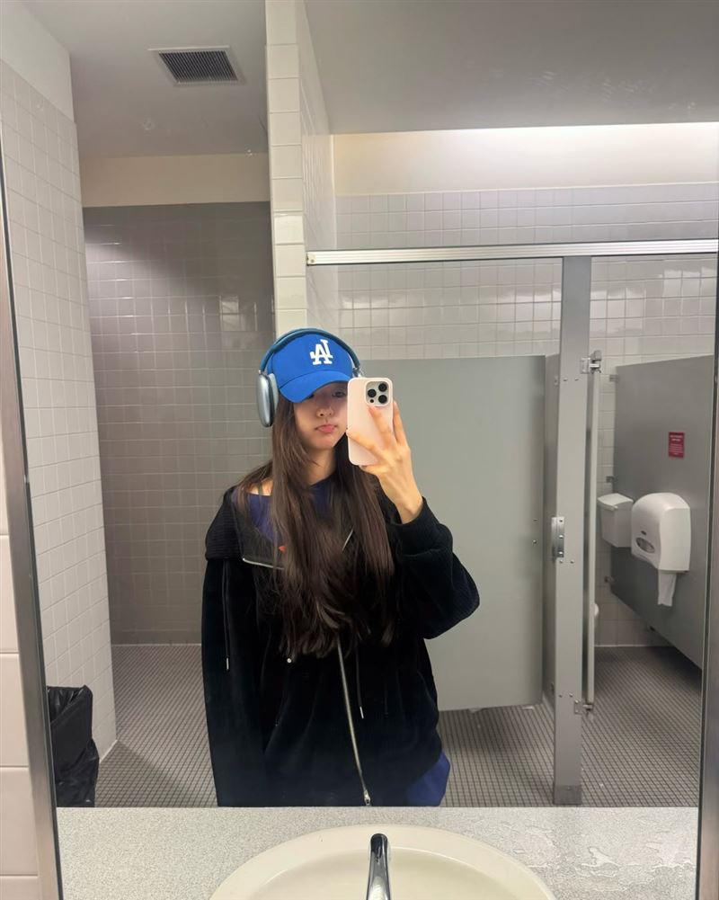 朴喜珗近期上傳的生活照中，身上所穿的黑色外套、帽子都和林琇濱的相似。（圖／翻攝自IG @heesunrose）