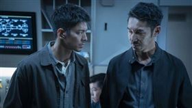 林柏宏（左）與李李仁（右）硬是被觀眾票選湊對，擠走了女主角宋芸樺，成為「年度銀幕CP搭檔」。（華影國際提供）