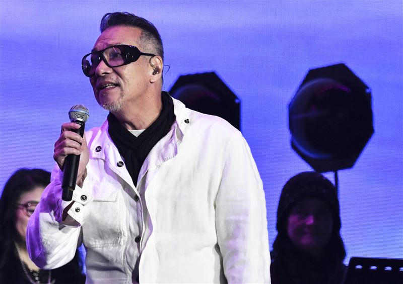 黃仲崑改編代表作〈牽掛〉的歌詞，以幽默又真摯的方式回顧半百人生的酸甜苦辣。（圖／中華音樂人交流協會提供）