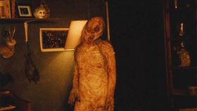 為了讓邪靈有近在身邊的驚嚇感，劇組請來肢體表演者演出，讓恐懼感再度提昇。（圖／采昌國際多媒體　提供）