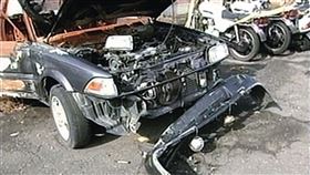 因遭焚毀的作案車輛前保險桿內側，有維修技工所書寫的車牌號碼，意外成為警方的破案契機。（東森新聞提供）