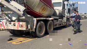 台中，混凝土車與機車，撞擊，2人慘捲車下遭輾，1死1傷，烏日，溪南橋(圖／翻攝畫面)