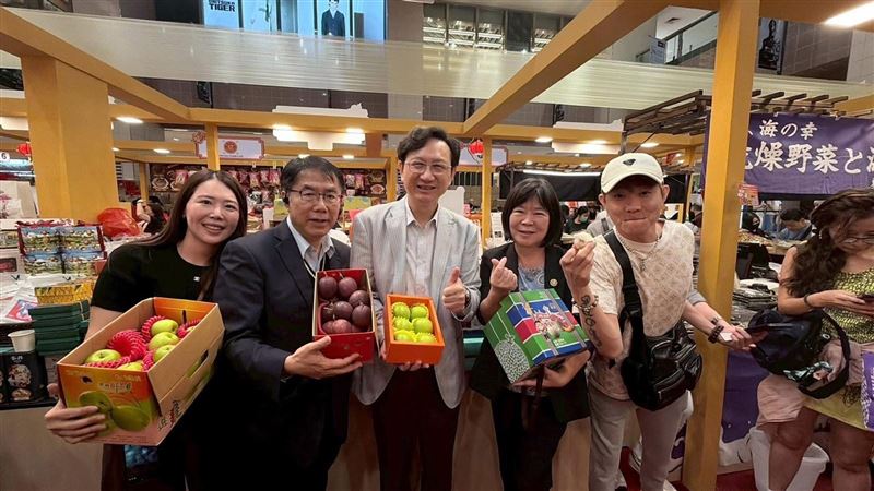 台南蜜棗憑藉產地優勢與穩定品質管理，已連續4週以空運方式出口新加坡。（圖／翻攝自童振源臉書）