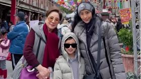 關穎（右）與母親蔡淑媛（左）、小兒子（中）一起到迪化街辦年貨。（kwanterri IG）
