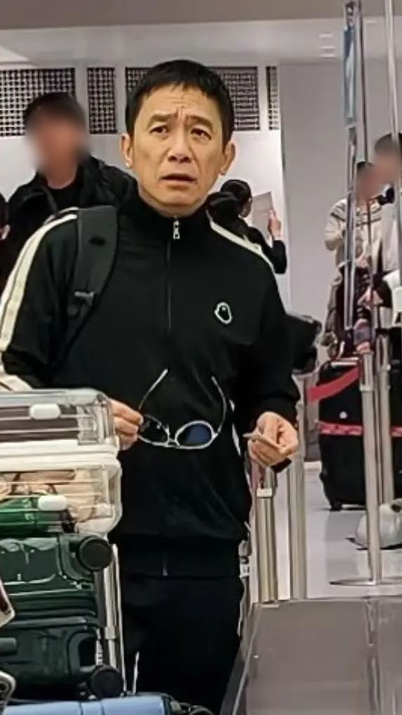 梁朝偉「社恐症」發作！茫然表情看著劉嘉玲時令人莞爾。（圖／翻攝自小紅書）