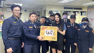 母女照片貼泡麵箱慰問挨轟　應曉薇戰網友