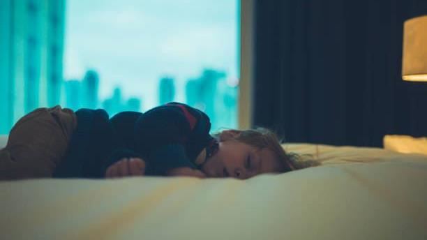 童喊「有人盯我睡覺」　通風口拖出無名屍