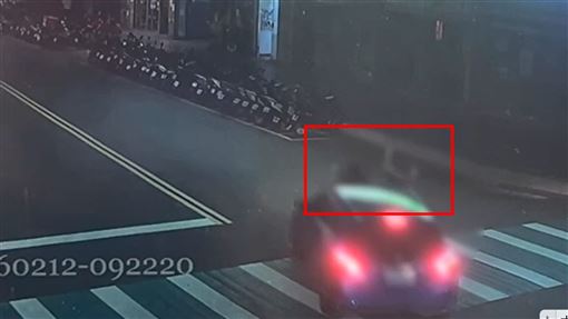 2路人被車撞飛　駕駛稱A柱擋視線下場曝光