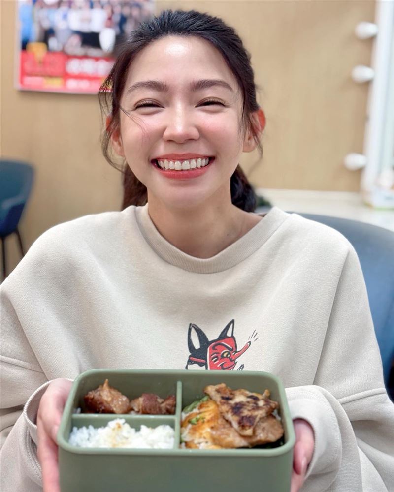 曾智希對媽媽的廚藝讚不絕口。（圖／翻攝自曾智希 Simba臉書）