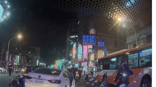 失聯移工開贓車趴趴走　拒攔逆向撞3車