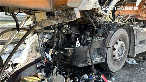 新／砂石車1追撞2…屍卡車頭「夾成片狀」