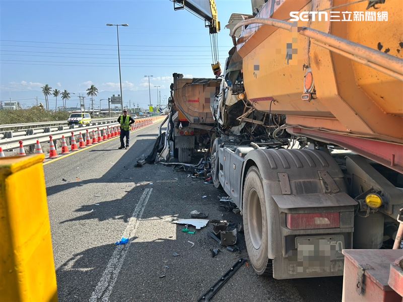 現場可見2輛砂石車的車頭與車尾卡死死，死者就在裡面。（圖／翻攝畫面）