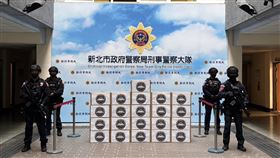 新北警荷槍實彈準備運送將銷毀的毒品。（圖／翻攝畫面）