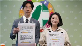 民進黨公布政策會執行長吳思瑤、發言人吳崢召開「台美關稅談判滿意度民調」記者會（圖／民進黨提供） 