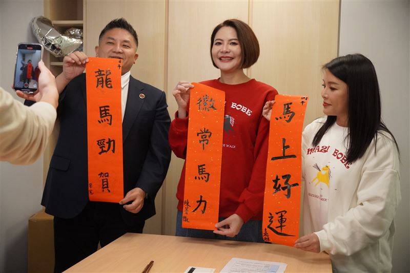 國民黨立委陳菁徽、吳宗憲、張嘉郡齊聚揮毫寫春聯。（圖／陳菁徽國會辦公室提供）