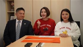 國民黨立委陳菁徽、吳宗憲、張嘉郡齊聚揮毫寫春聯。（圖／陳菁徽國會辦公室提供） 