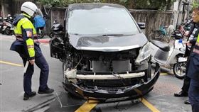 台北,黑色休旅車,恍神,變電箱,方向盤。（圖／翻攝畫面）