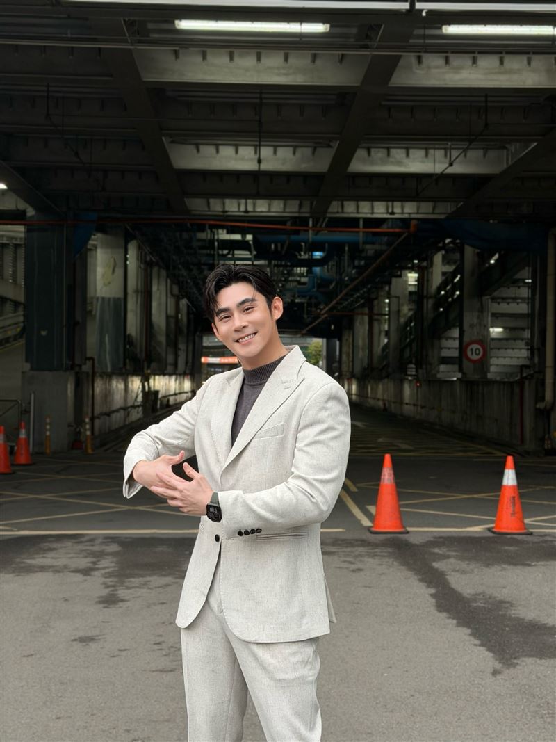 陳奕模擬抱娃姿勢。（圖／陳奕提供）