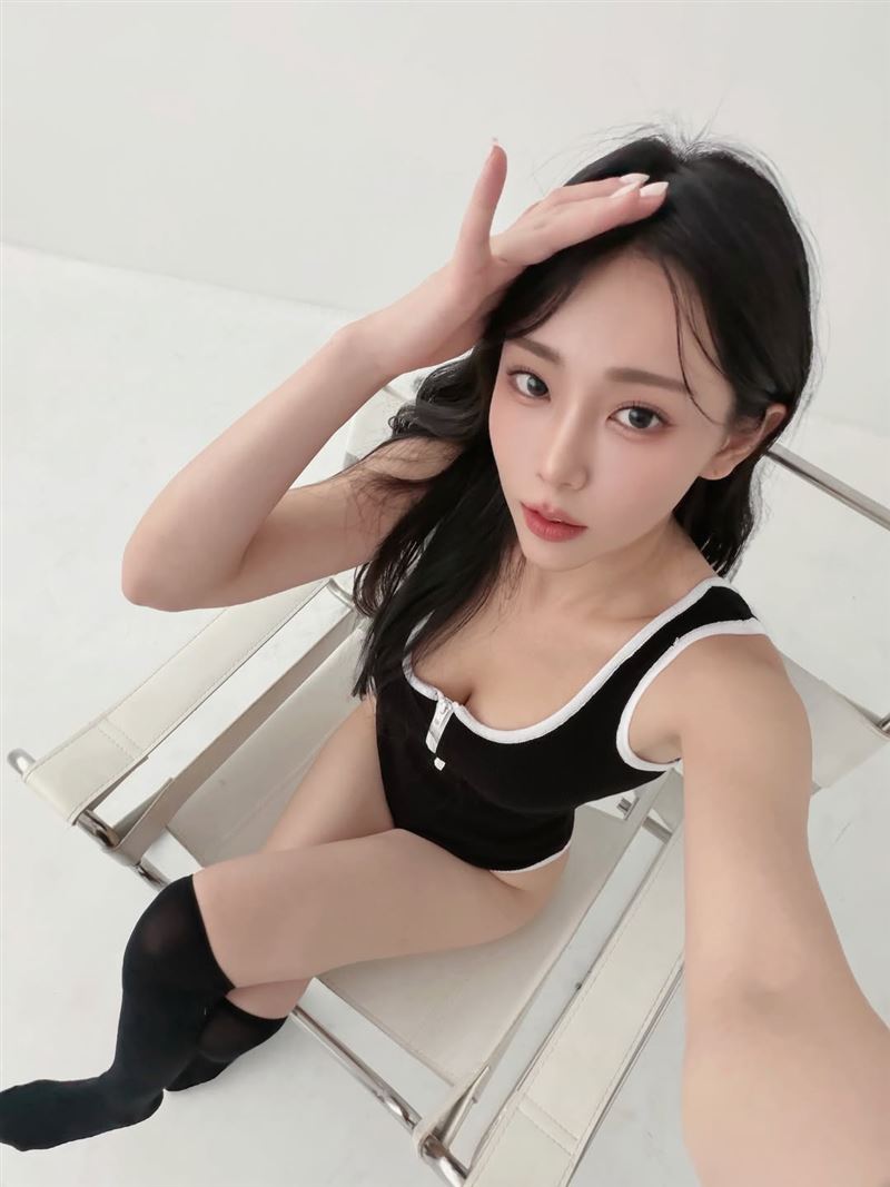 凱莉臉蛋甜美身材火辣不吝於展現超暴力身材。（圖／翻攝自IG @kaikailing）