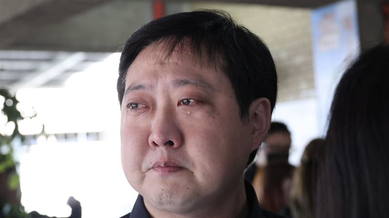 馬如龍小兒子黃士庭哭紅眼。（圖／記者鄭孟晃攝影）