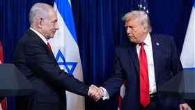 川普光是在此次任內就已與納坦雅胡會面了7次。圖為去年12月兩人在海湖莊園舉行記者會。（圖／美聯社／達志影像）