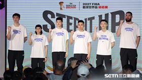 2027FIBA籃球世界盃資格賽第二階段賽前記者會，譚傑龍（左起）、高錦瑋、林庭謙、陳盈駿、李家慷和阿提諾合影。（圖／記者劉彥池攝影）
