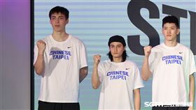 2027FIBA籃球世界盃資格賽第二階段賽前記者會，譚傑龍（左1）頂替阿巴西入選國家隊。（圖／記者劉彥池攝影）